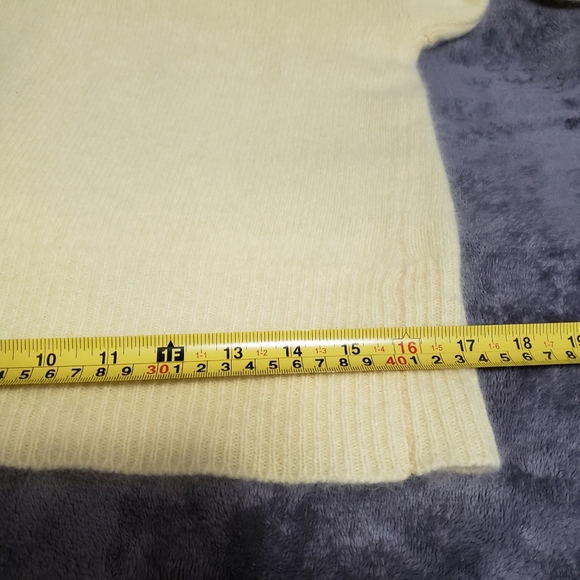 Beautiful Yellow Wool Angora I V-neck Sweater - Picture 10 of 12